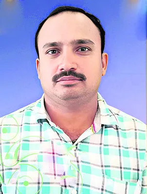 రోడ్డు ప్రమాదంలో షిఫ్ట్‌ ఆపరేటర్‌ మృతి 