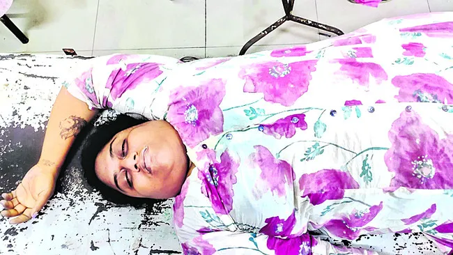 నగదు వ్యవహారంలో వివాదం.. కుమార్తె ఆత్మహత్య 