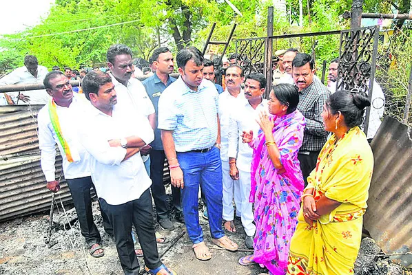 షార్ట్‌సర్క్యూట్‌తో గుడిసె దగ్ధం