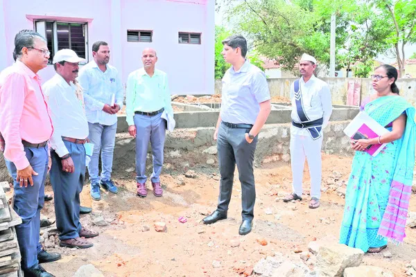 ఇందిరమ్మ ఇళ్ల పనులను వేగవంతం చేయాలి 
