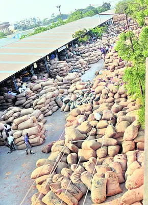 యార్డుకు 1,25,074 మిర్చి బస్తాలు 