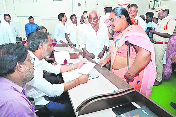 ప్రజల విజ్ఞప్తులను పరిష్కరించాలి 