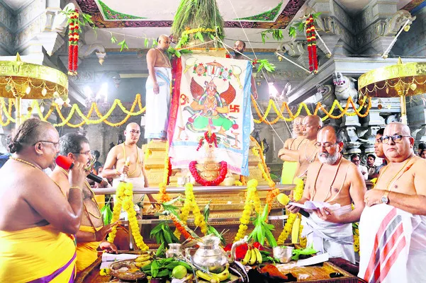 వైభవంగా ధ్వజారోహణం