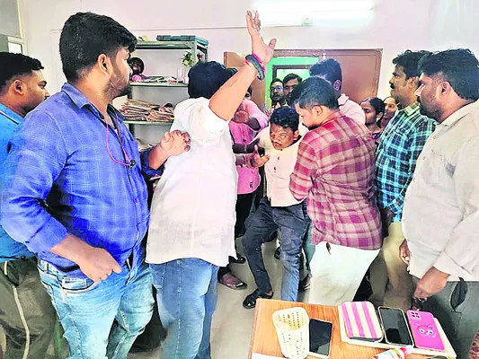 విద్యార్థినిపై ఉపాధ్యాయుడి అసభ్య ప్రవర్తన 