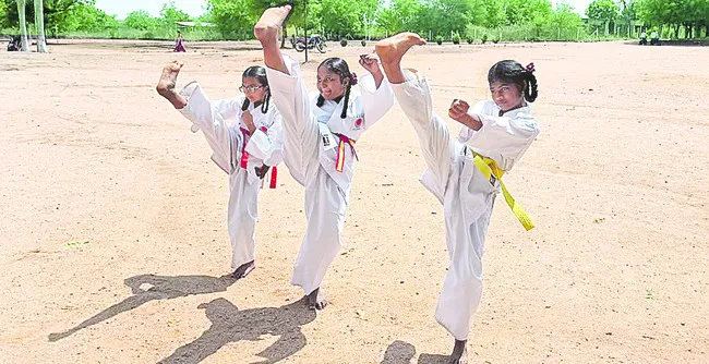 ఆత్మరక్షణకు కరాటే దోహదం 