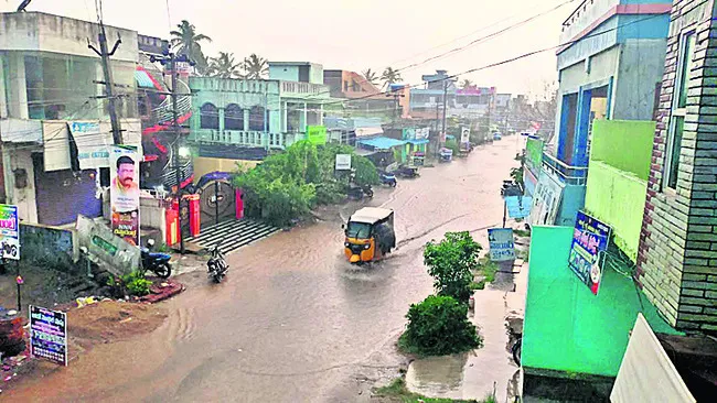 దేవరాపల్లిలో భారీ వర్షం 
