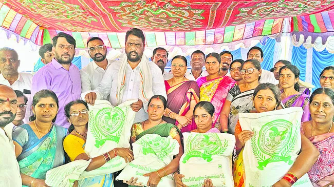 నిరుపేదలకు    సన్న బియ్యం ఓ వరం
