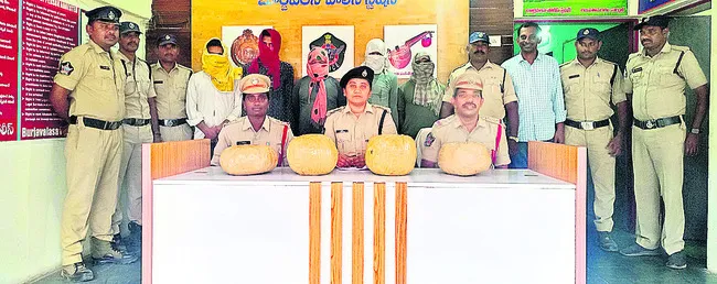 గజాయి తరలిస్తున్న ఐదుగురి అరెస్ట్‌