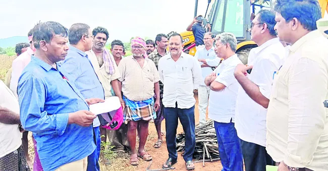 వ్యవసాయ అధికారులను అడ్డుకున్న రైతులు 