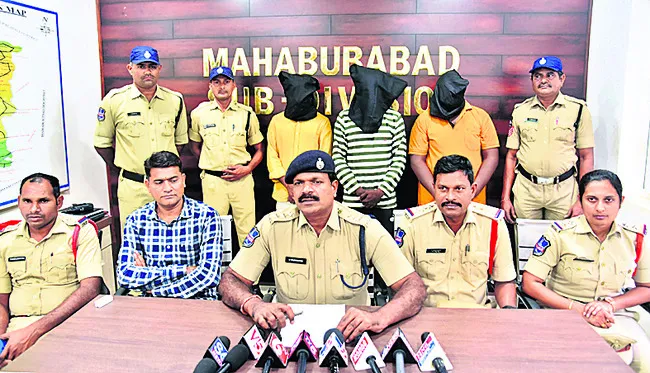 హత్య కేసులో ముగ్గురి అరెస్ట్‌ 