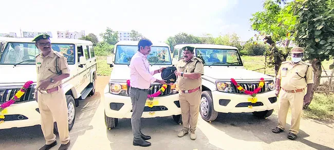 అటవీ అధికారులకు వాహనాలు 
