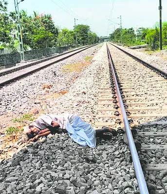 రైలు కింద పడి వృద్ధుడు ఆత్మహత్య 