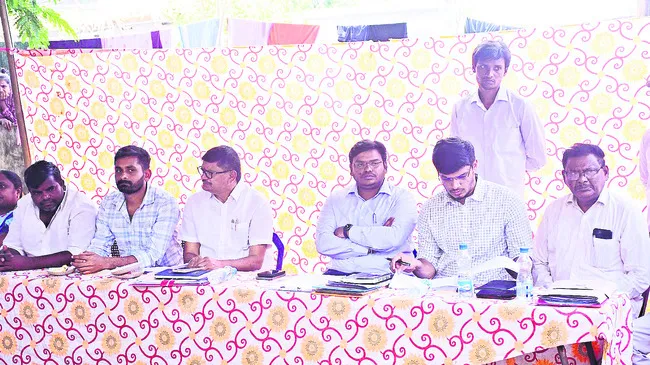 నిర్వాసితులు అధైర్యపడవద్దు