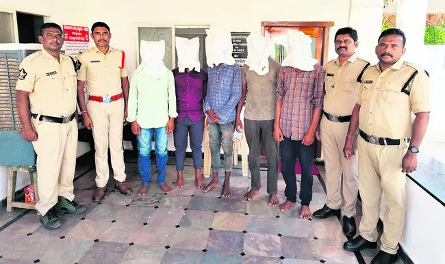 రైల్వే సామగ్రి చోరీ కేసులో ఐదుగురు అరెస్ట్‌ 
