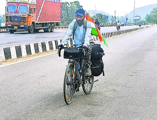 రక్తదానంపై  అవగాహనకు సైకిల్‌ యాత్ర