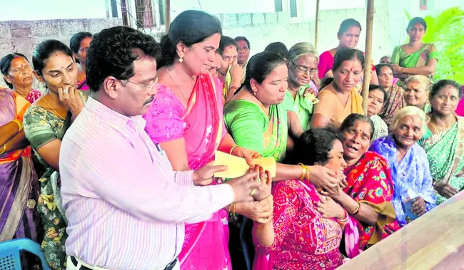 మృతుల కుటుంబాలకు ఆర్థిక సాయం 