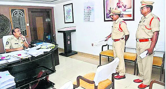 బదిలీలపై ఎస్పీకి సిబ్బంది మొర