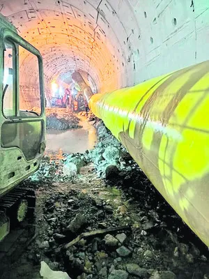 కంచె సమీపంలో తవ్వకాలు 