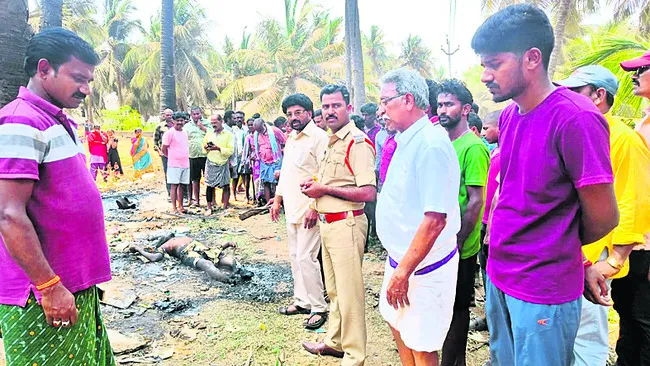 విద్యుత్‌ షాక్‌ తగిలి రైతు సజీవదహనం
