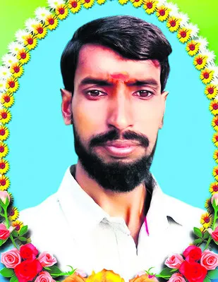 బైక్‌ అదుపుతప్పి  యువకుడు మృతి