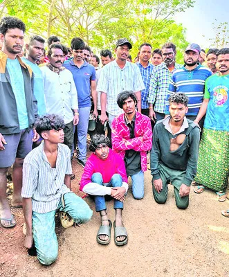 గిరిజనుల చేతికి చిక్కిన బైక్‌ దొంగలు