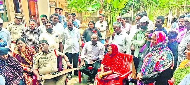 మా బిడ్డ బతికే ఉందో లేదో చెప్పండి సారూ 