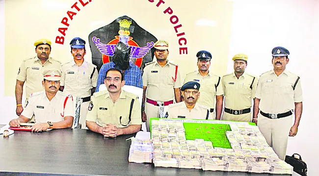 చోరీ కేసును ఛేదించిన బాపట్ల పోలీసులు 