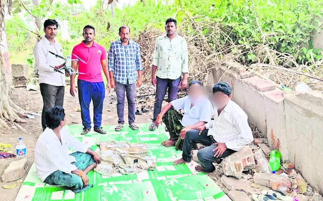డ్రోన్‌ సాయంతో జూదరుల గుర్తింపు 
