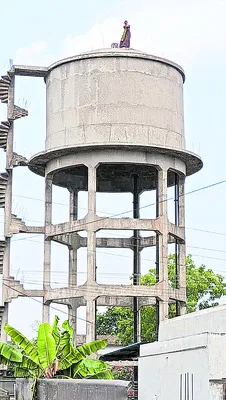 వాటర్‌ ట్యాంకు ఎక్కిన మహిళను కాపాడిన యువకుడు 