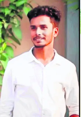 క్రికెట్‌ ఆడుతూ విద్యార్థి మృతి 