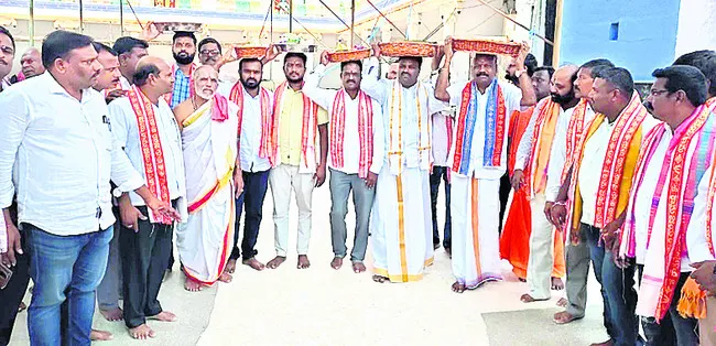 ఇల్లందకుంట రాములోరికి నృసింహుని నుంచి పట్టువస్త్రాలు