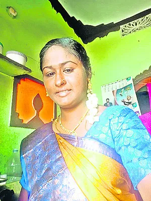 రోడ్డు ప్రమాదంలో గాయపడిన వివాహిత మృతి 