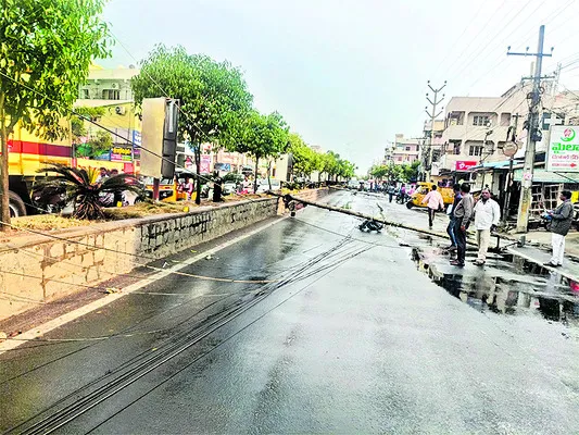 నేల కొరిగిన నాలుగు విద్యుత్‌ స్తంభాలు 