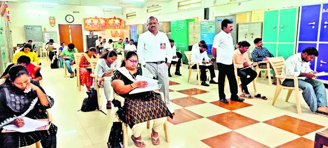 మోడల్‌ పరీక్షలోనూ  మహిళలదే ఆధిపత్యం 