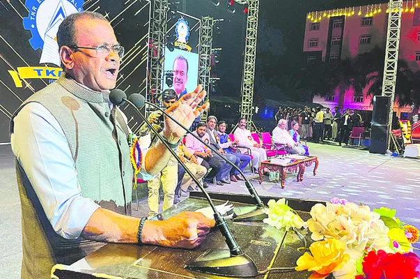 సోషల్‌మీడియాకు దూరంగా ఉండాలి