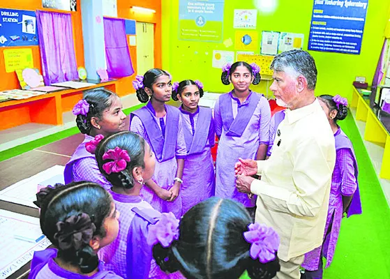 గురుకుల వసతి గృహాన్ని సందర్శించిన సీఎం  