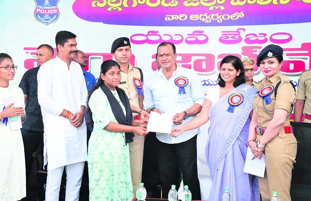 ఉద్యోగం.. ఉజ్వల భవిష్యత్తుకు పునాది