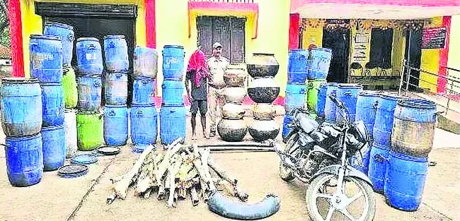 సారా బట్టీలపై దాడులు 