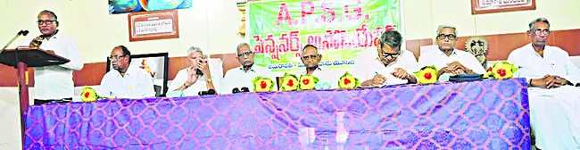 సేవా దృక్పథం అలవరచుకోవాలి 