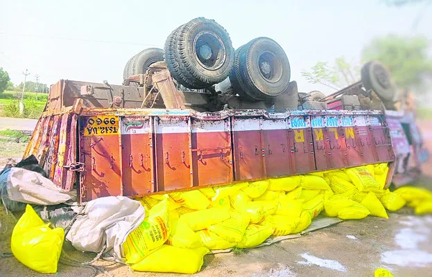 యూరియా లారీ బోల్తా 
