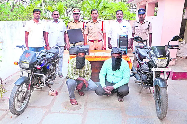 బైక్‌లు చోరీ చేసి.. ఫోర్జరీ పత్రాలు సృష్టించి 