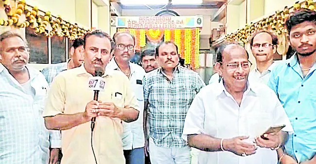 గీతామందిరం ఎదుట వైన్‌షాపు ఏర్పాట్లు దుర్మార్గం 