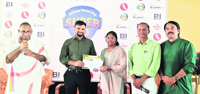 కష్టపడి చదివితే లక్ష్యాలను చేరుకోవచ్చు 