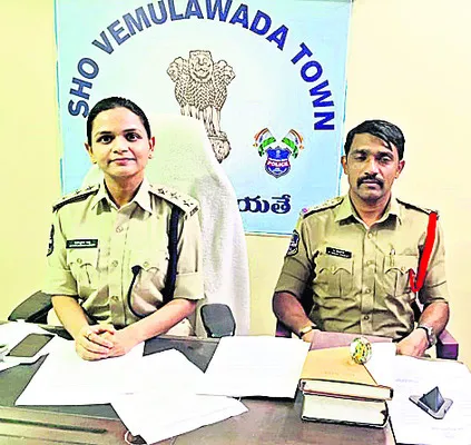 విదేశీ బంగారం వ్యవహారంలో ఇద్దరి అరెస్ట్‌