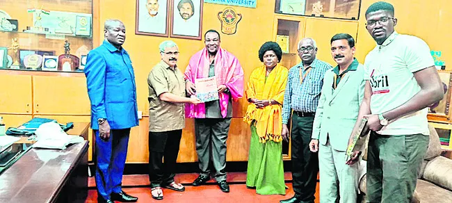 ఏయూను సందర్శించిన విదేశీ ప్రతినిధులు 