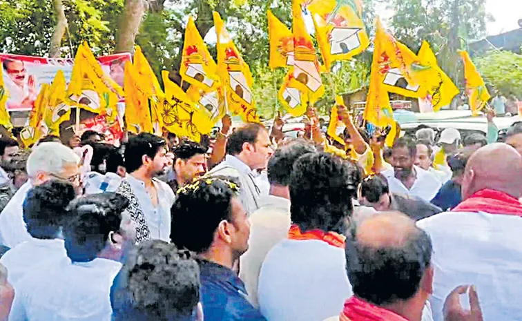 Jai Varma Slogans Infront Of Nagababu in Pithapuram: Andhra pradesh