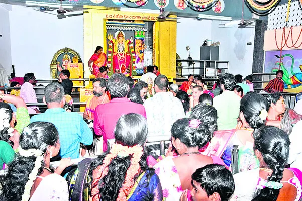 నూకాంబిక అమ్మవారి ఆలయానికి పోటెత్తిన భక్తులు 