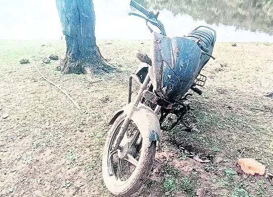 చేపలకు వల వస్తే.. బైక్‌ చిక్కింది
