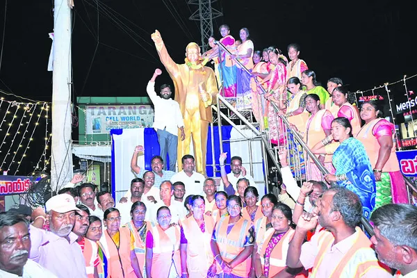 అంబేడ్కర్‌కు నివాళి 