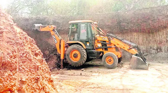 యథేచ్ఛగా మట్టి తవ్వకాలు 